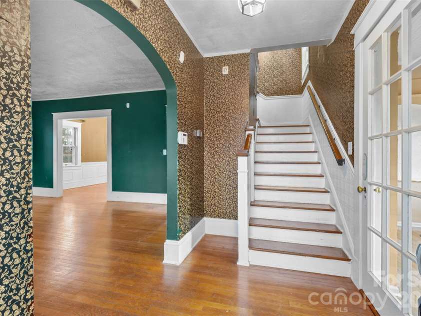 708 Lake Drive, Greensboro, NC 27401.  MLS# CAR4356652, YatesRealty ID 16840. 