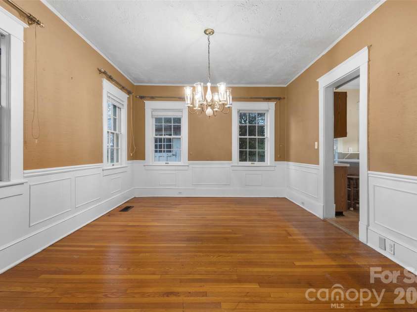 708 Lake Drive, Greensboro, NC 27401.  MLS# CAR4356652, YatesRealty ID 16840. 