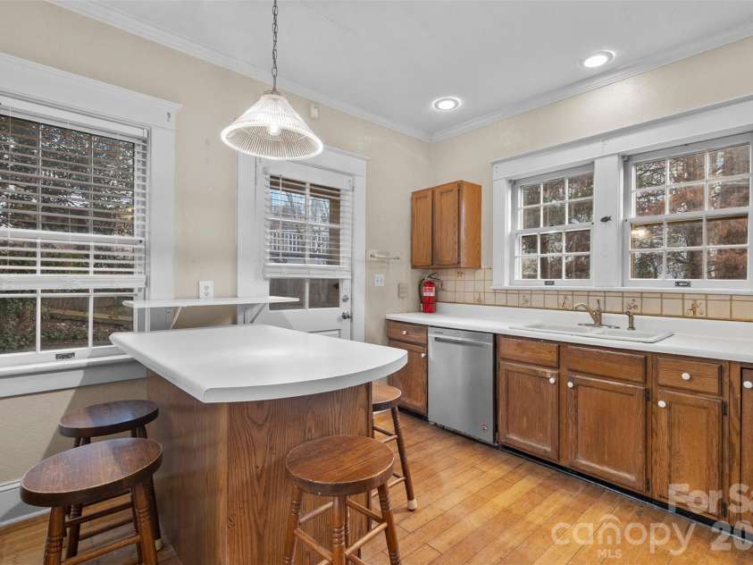 708 Lake Drive, Greensboro, NC 27401.  MLS# CAR4356652, YatesRealty ID 16840. 