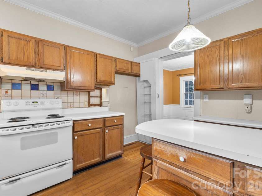 708 Lake Drive, Greensboro, NC 27401.  MLS# CAR4356652, YatesRealty ID 16840. 