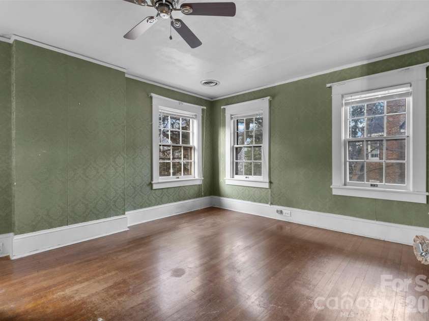 708 Lake Drive, Greensboro, NC 27401.  MLS# CAR4356652, YatesRealty ID 16840. 