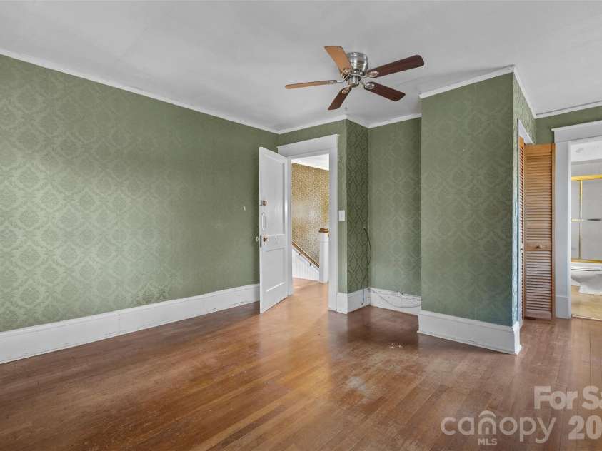 708 Lake Drive, Greensboro, NC 27401.  MLS# CAR4356652, YatesRealty ID 16840. 