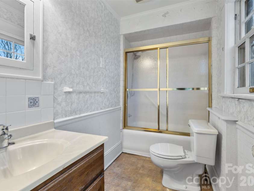 708 Lake Drive, Greensboro, NC 27401.  MLS# CAR4356652, YatesRealty ID 16840. 