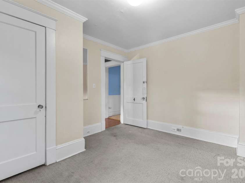 708 Lake Drive, Greensboro, NC 27401.  MLS# CAR4356652, YatesRealty ID 16840. 