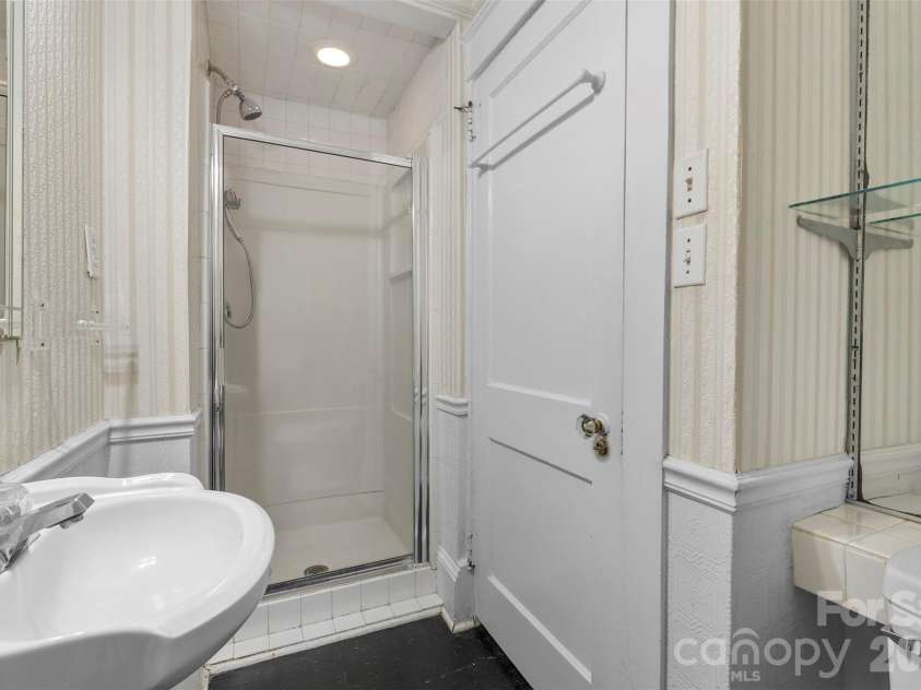 708 Lake Drive, Greensboro, NC 27401.  MLS# CAR4356652, YatesRealty ID 16840. 