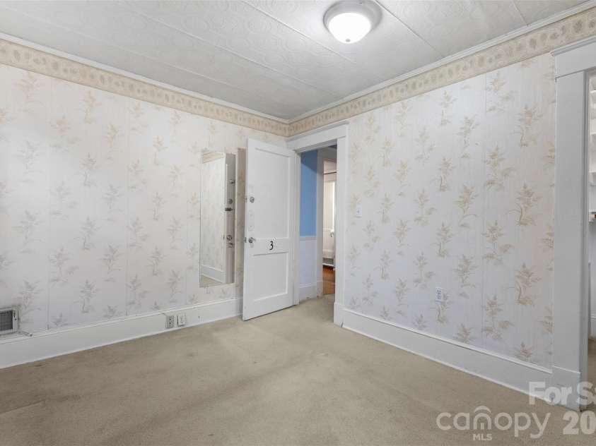 708 Lake Drive, Greensboro, NC 27401.  MLS# CAR4356652, YatesRealty ID 16840. 