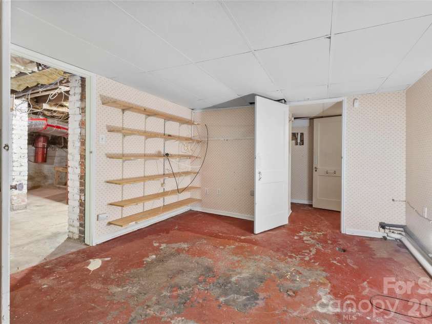 708 Lake Drive, Greensboro, NC 27401.  MLS# CAR4356652, YatesRealty ID 16840. 