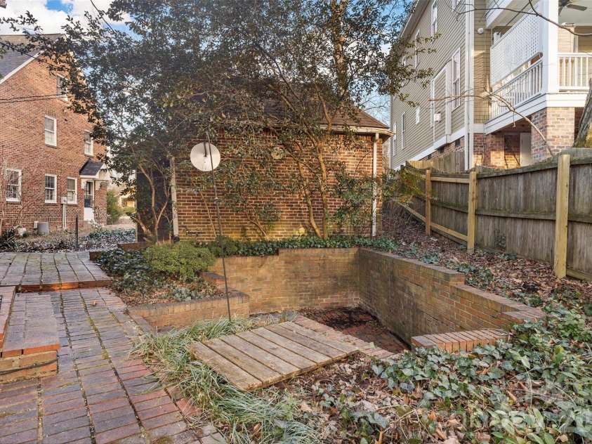 708 Lake Drive, Greensboro, NC 27401.  MLS# CAR4356652, YatesRealty ID 16840. 