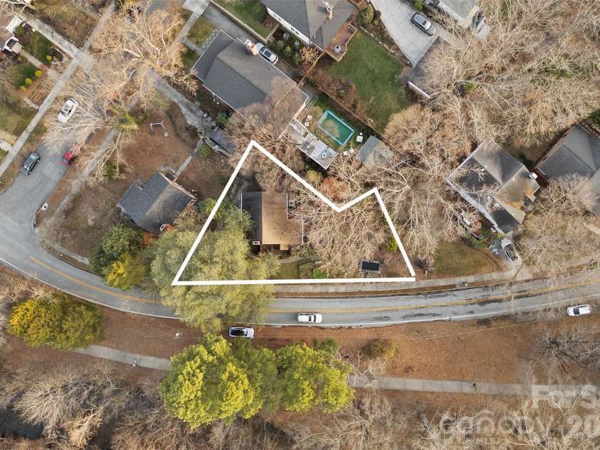 708 Lake Drive, Greensboro, NC 27401.  MLS# CAR4356652, YatesRealty ID 16840. 