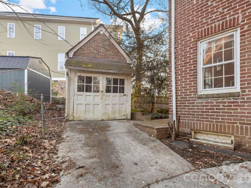 708 Lake Drive, Greensboro, NC 27401.  MLS# CAR4356652, YatesRealty ID 16840. 