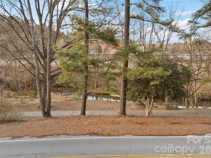 708 Lake Drive, Greensboro, NC 27401.  MLS# CAR4356652, YatesRealty ID 16840. 