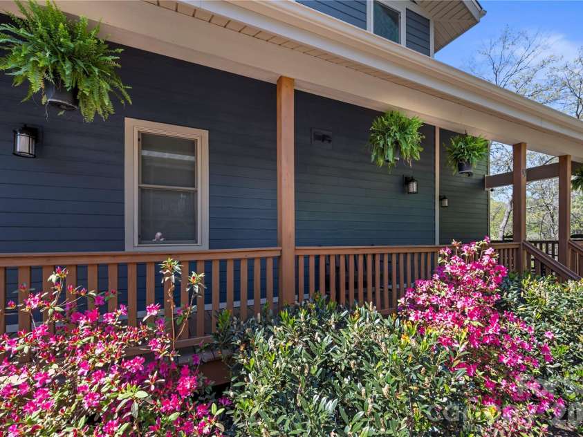 9 Elkmont Drive, Asheville, NC 28804.  MLS# CAR4371765, YatesRealty ID 16841. 