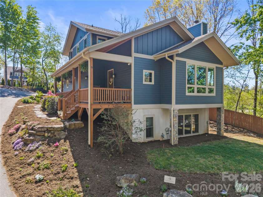 9 Elkmont Drive, Asheville, NC 28804.  MLS# CAR4371765, YatesRealty ID 16841. 