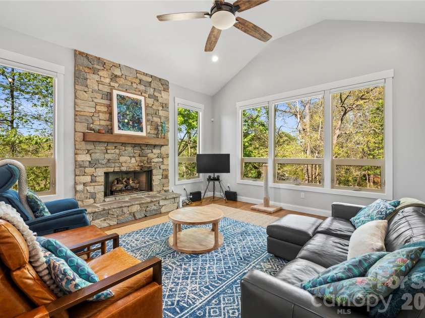 9 Elkmont Drive, Asheville, NC 28804.  MLS# CAR4371765, YatesRealty ID 16841. 