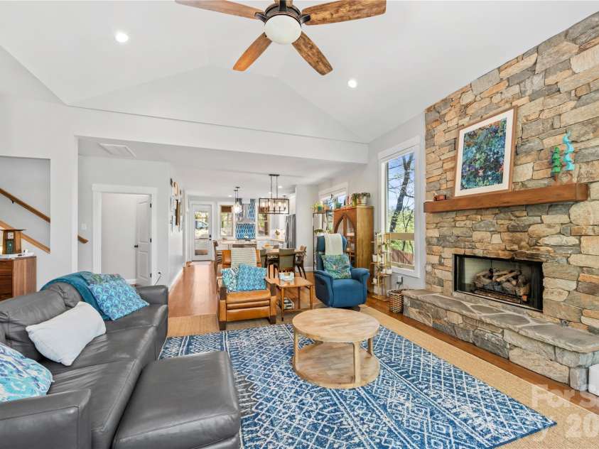 9 Elkmont Drive, Asheville, NC 28804.  MLS# CAR4371765, YatesRealty ID 16841. 