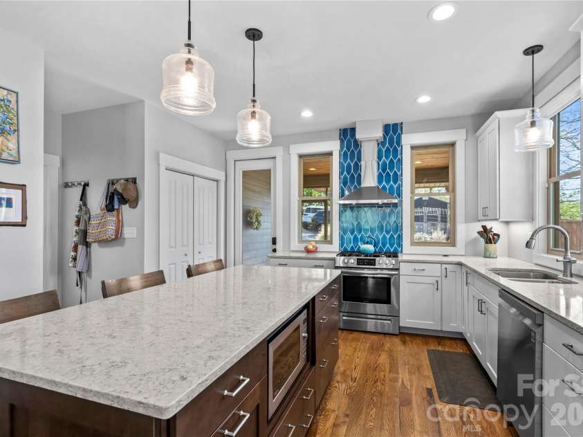 9 Elkmont Drive, Asheville, NC 28804.  MLS# CAR4371765, YatesRealty ID 16841. 