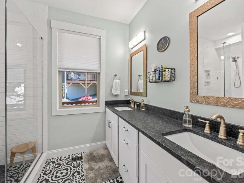 9 Elkmont Drive, Asheville, NC 28804.  MLS# CAR4371765, YatesRealty ID 16841. 