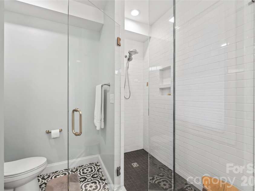 9 Elkmont Drive, Asheville, NC 28804.  MLS# CAR4371765, YatesRealty ID 16841. 