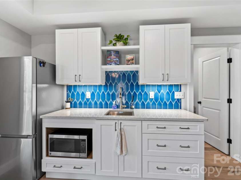 9 Elkmont Drive, Asheville, NC 28804.  MLS# CAR4371765, YatesRealty ID 16841. 
