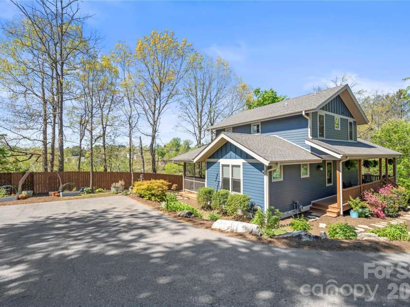 9 Elkmont Drive, Asheville, NC 28804.  MLS# CAR4371765, YatesRealty ID 16841. 