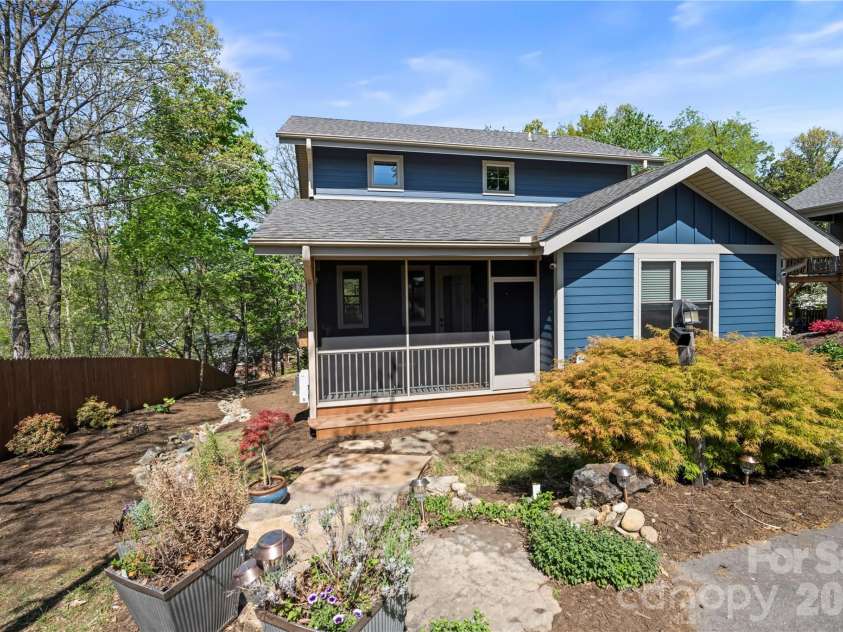 9 Elkmont Drive, Asheville, NC 28804.  MLS# CAR4371765, YatesRealty ID 16841. 