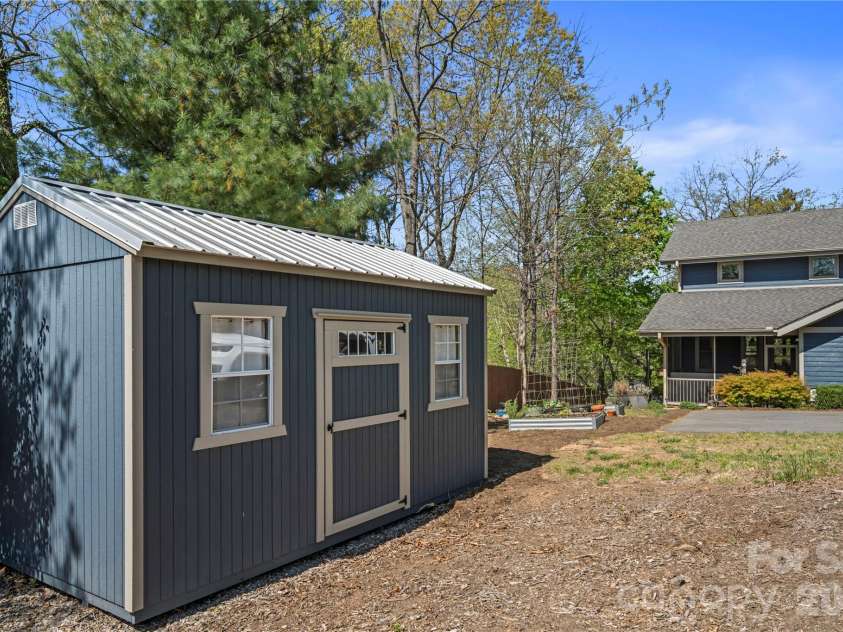9 Elkmont Drive, Asheville, NC 28804.  MLS# CAR4371765, YatesRealty ID 16841. 
