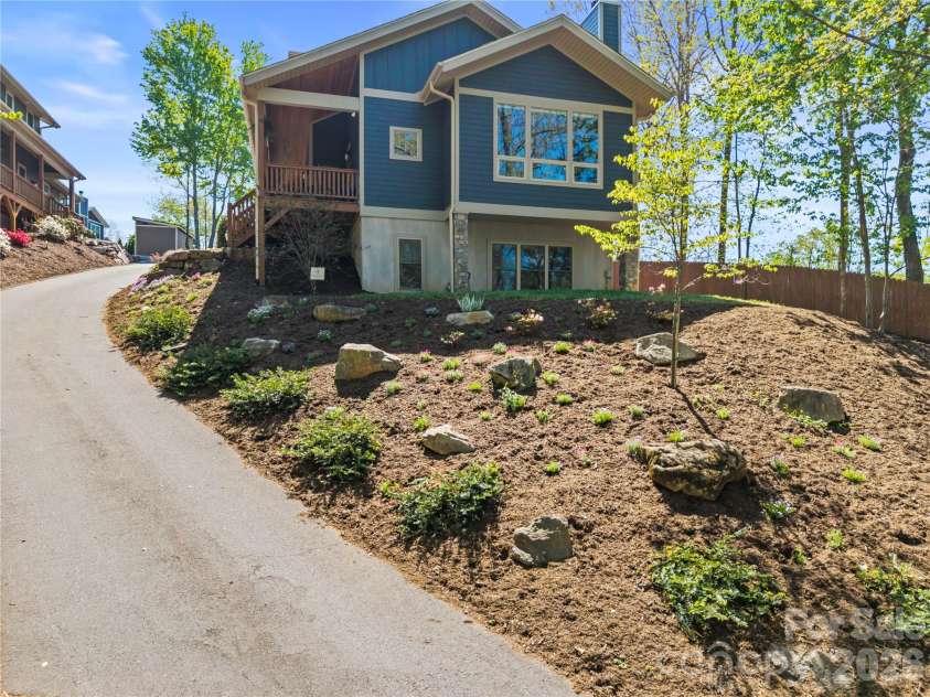 9 Elkmont Drive, Asheville, NC 28804.  MLS# CAR4371765, YatesRealty ID 16841. 