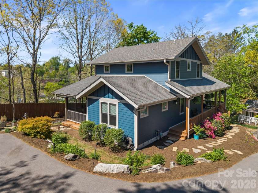 9 Elkmont Drive, Asheville, NC 28804.  MLS# CAR4371765, YatesRealty ID 16841. 