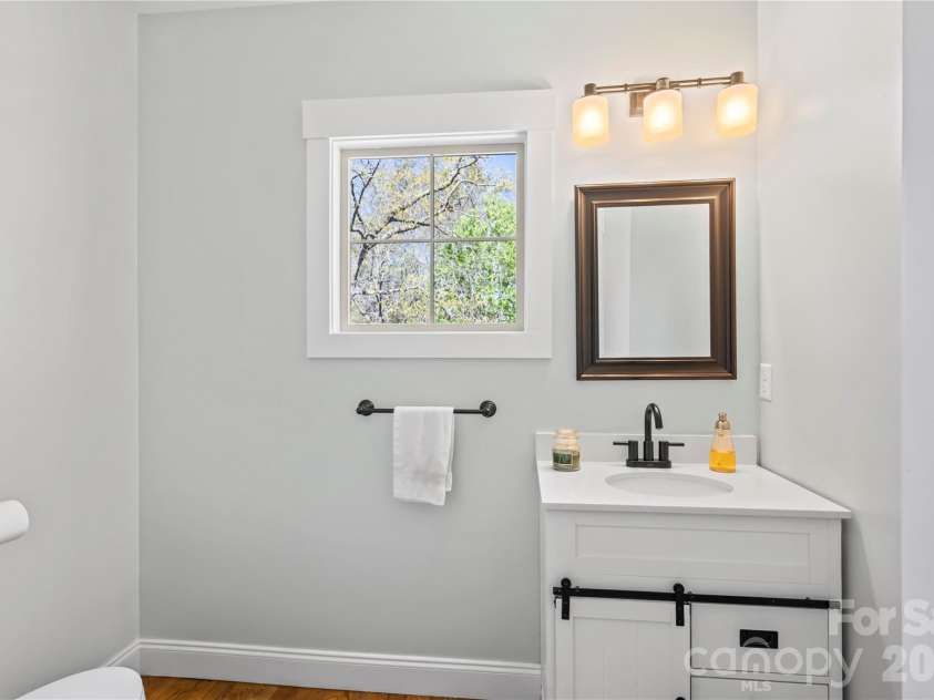 9 Elkmont Drive, Asheville, NC 28804.  MLS# CAR4371765, YatesRealty ID 16841. Main level half bath