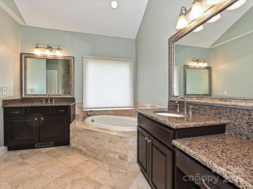 2406 Tarleton Twins Terrace, Charlotte, NC 28270.  MLS# CAR4261443, YatesRealty ID 16844. Primary Bath