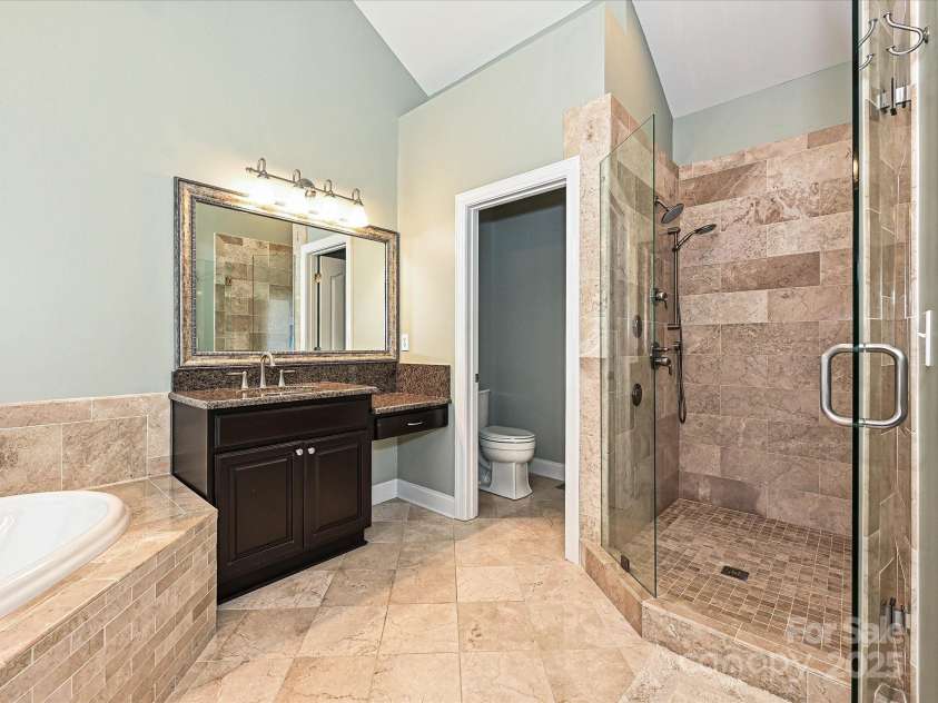 2406 Tarleton Twins Terrace, Charlotte, NC 28270.  MLS# CAR4261443, YatesRealty ID 16844. Primary Bath