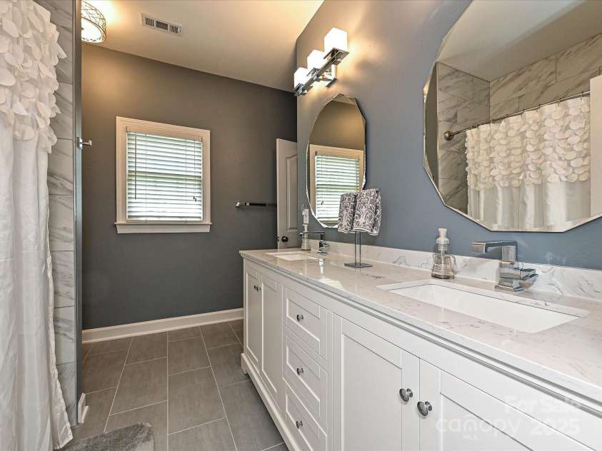 2406 Tarleton Twins Terrace, Charlotte, NC 28270.  MLS# CAR4261443, YatesRealty ID 16844. Upper level Full Bath