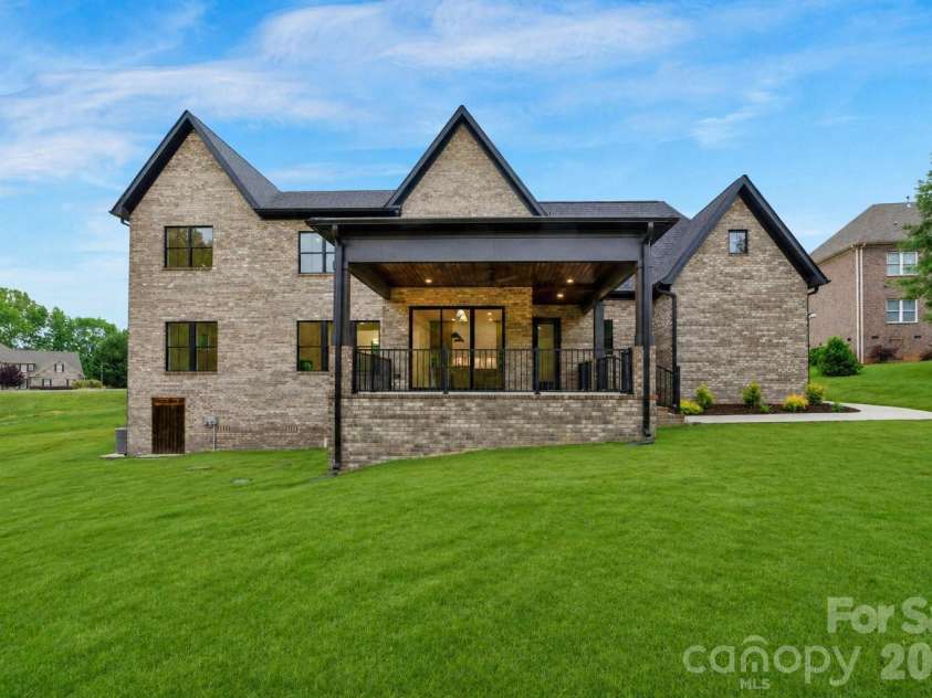 7701 Willowdale Drive, Waxhaw, NC 28173.  MLS# CAR4372276, YatesRealty ID 16848. 