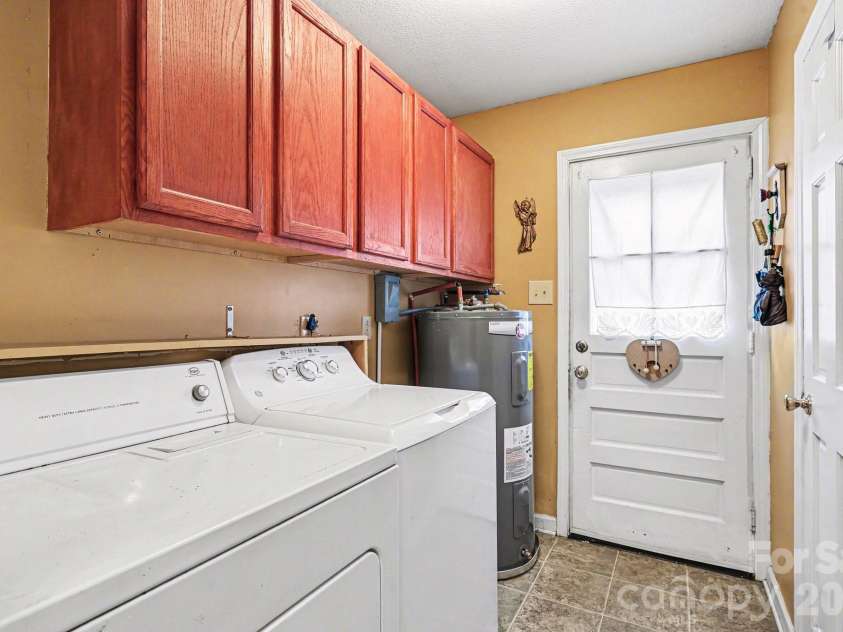 324 Windsor Drive, Salisbury, NC 28144.  MLS# CAR4345611, YatesRealty ID 16849. 