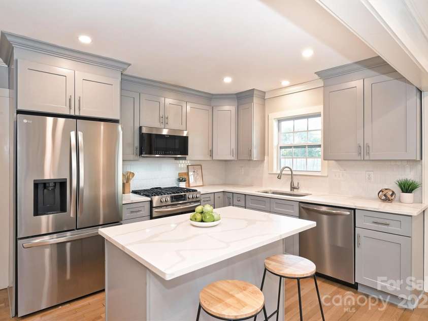 532 Scaleybark Road, Charlotte, NC 28209.  MLS# CAR4261499, YatesRealty ID 16849. 