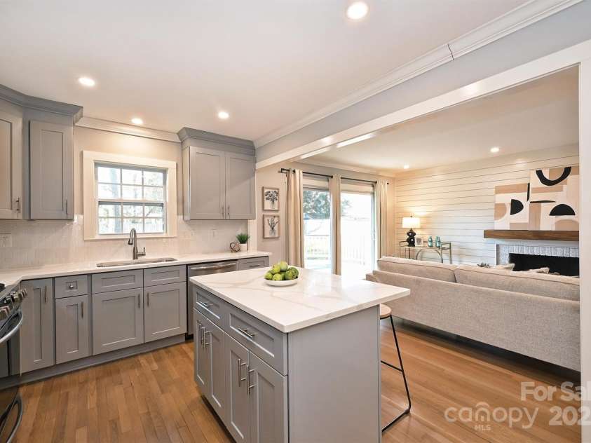 532 Scaleybark Road, Charlotte, NC 28209.  MLS# CAR4261499, YatesRealty ID 16849. 