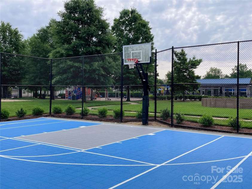 9760 Springholm Drive, Charlotte, NC 28278.  MLS# CAR4221424, YatesRealty ID 16853. Basketball Court