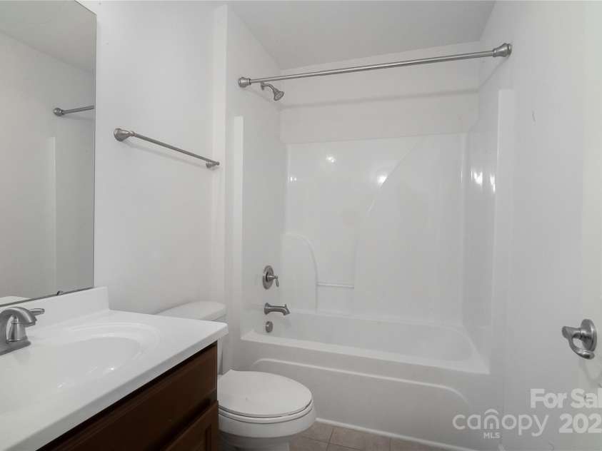 9760 Springholm Drive, Charlotte, NC 28278.  MLS# CAR4221424, YatesRealty ID 16853. Full Bathroom 2