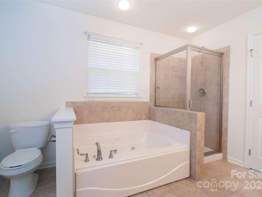 9760 Springholm Drive, Charlotte, NC 28278.  MLS# CAR4221424, YatesRealty ID 16853. Primary Bath