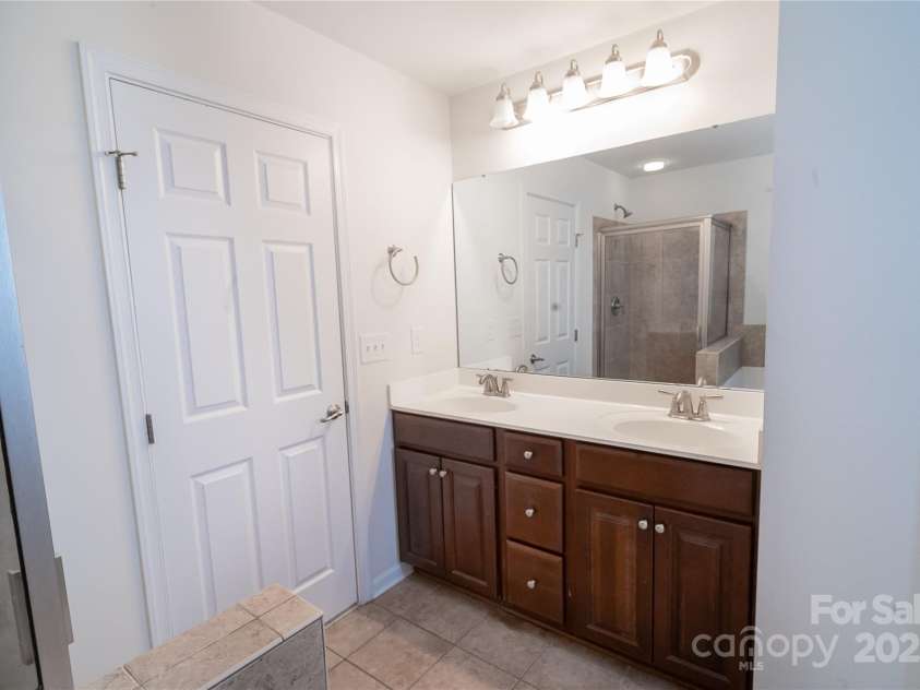 9760 Springholm Drive, Charlotte, NC 28278.  MLS# CAR4221424, YatesRealty ID 16853. Primary Bath