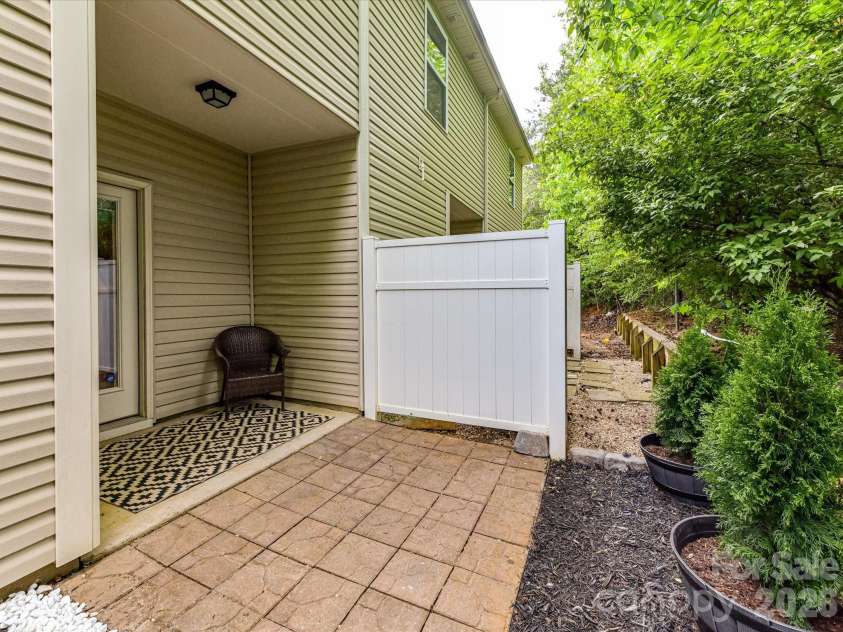 4268 Sutwick Drive, Charlotte, NC 28269.  MLS# CAR4374364, YatesRealty ID 16857. 