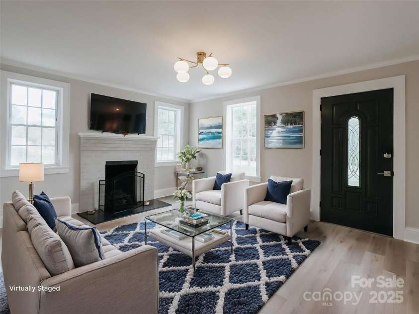 330 17th Street, Hickory, NC 28601.  MLS# CAR4257280, YatesRealty ID 16858. 