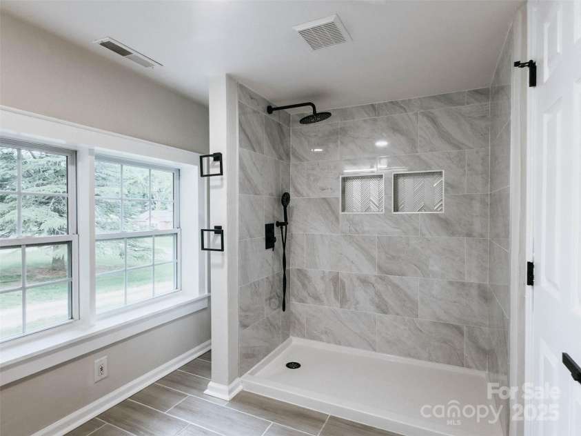 330 17th Street, Hickory, NC 28601.  MLS# CAR4257280, YatesRealty ID 16858. 