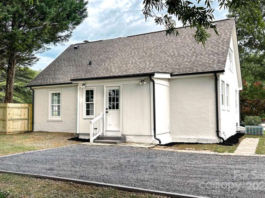 330 17th Street, Hickory, NC 28601.  MLS# CAR4257280, YatesRealty ID 16858. 