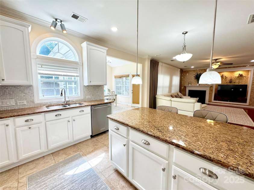 16012 Caranna Court, Charlotte, NC 28277.  MLS# CAR4259303, YatesRealty ID 16859. Kitchen