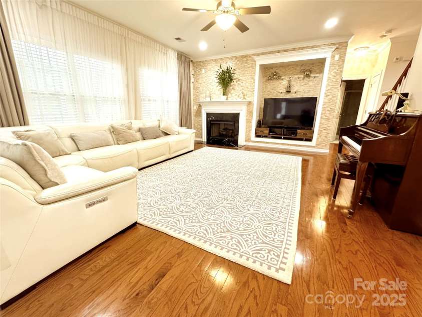 16012 Caranna Court, Charlotte, NC 28277.  MLS# CAR4259303, YatesRealty ID 16859. Living Room