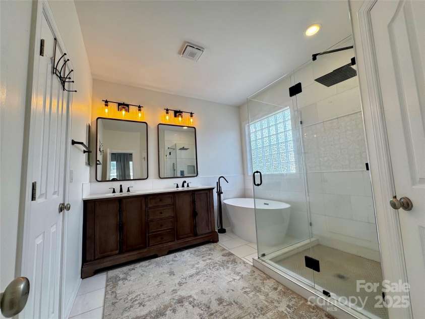 16012 Caranna Court, Charlotte, NC 28277.  MLS# CAR4259303, YatesRealty ID 16859. Primary Bathroom
