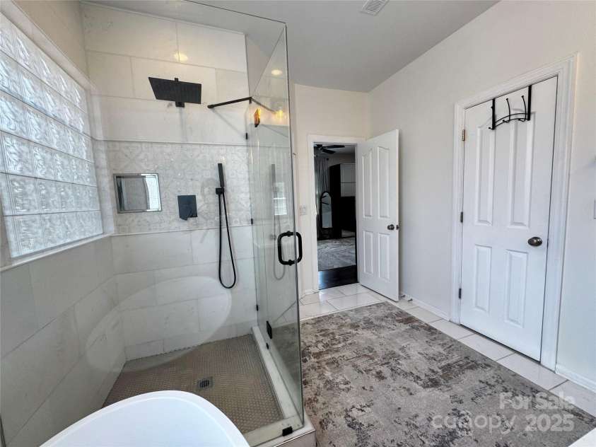 16012 Caranna Court, Charlotte, NC 28277.  MLS# CAR4259303, YatesRealty ID 16859. Primary Bathroom