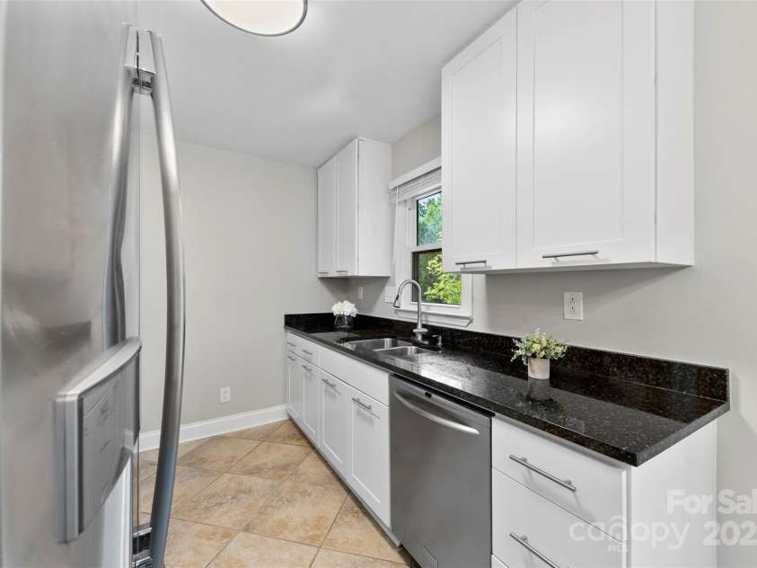 430 Queens Road, Charlotte, NC 28207.  MLS# CAR4259102, YatesRealty ID 1686. 