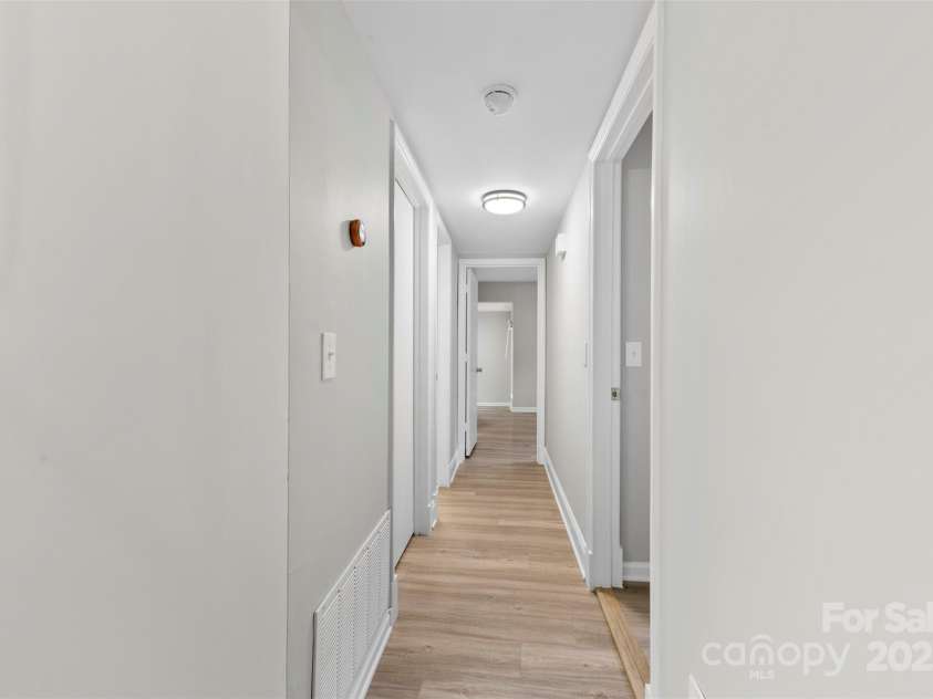 430 Queens Road, Charlotte, NC 28207.  MLS# CAR4259102, YatesRealty ID 1686. 